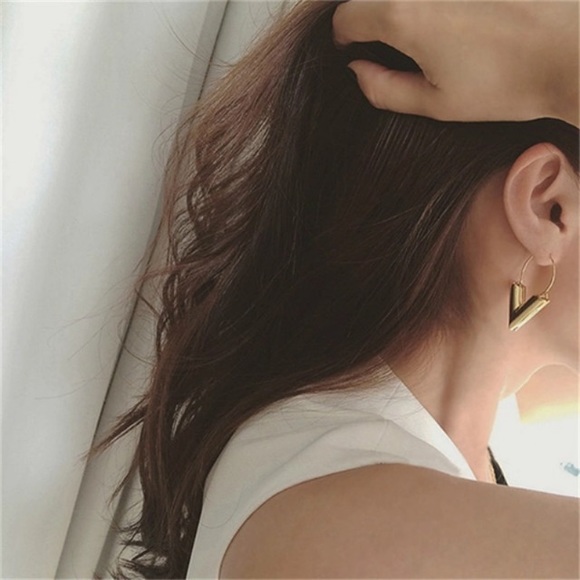 NEW!๐๐MODERN!๐BOLD!๐V DROPS!๐๐MINIMALIST!๐ - Picture 4 of 8